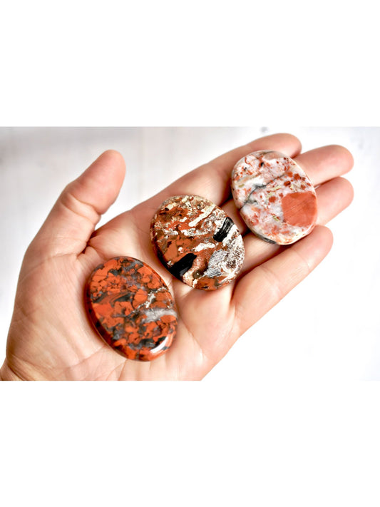 Apothicaire à cœur ouvert, pierres de palmier en jaspe bréchique, cristaux rouges naturels